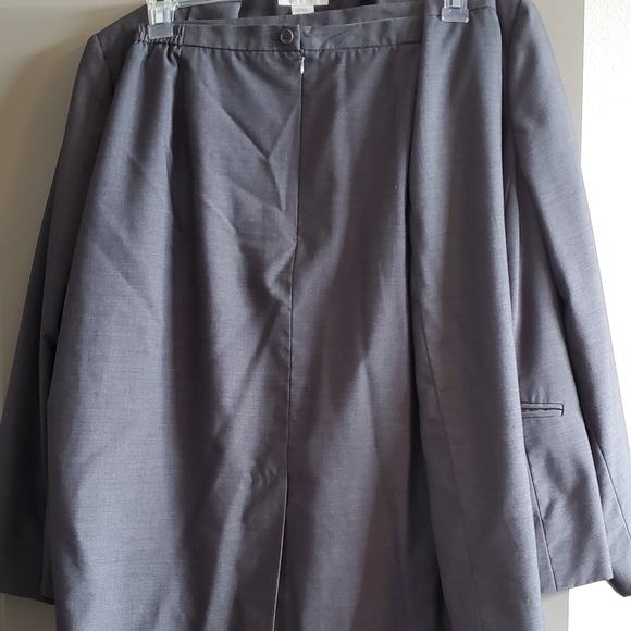 Worthington Skirt Suit - Gray - Size 22 - Picture 2 of 7